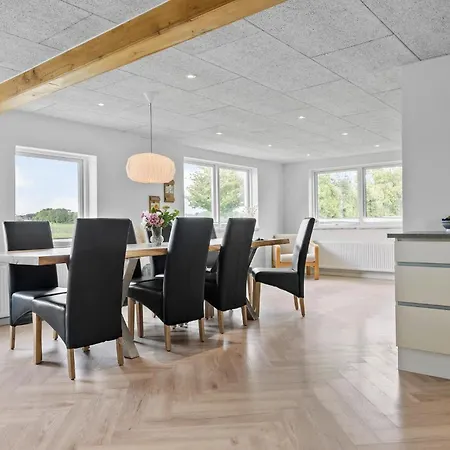 3 Bedroom Beautiful In Ferienhaus *